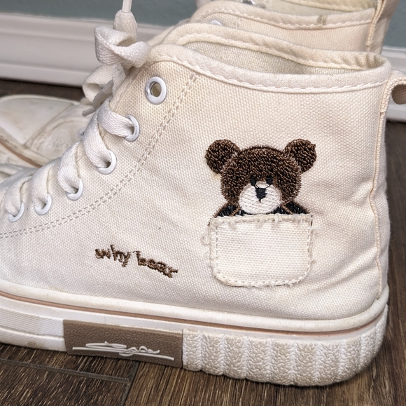 White canvas high tops cute bear applique EUC size 6.5 - Picture 2 of 8